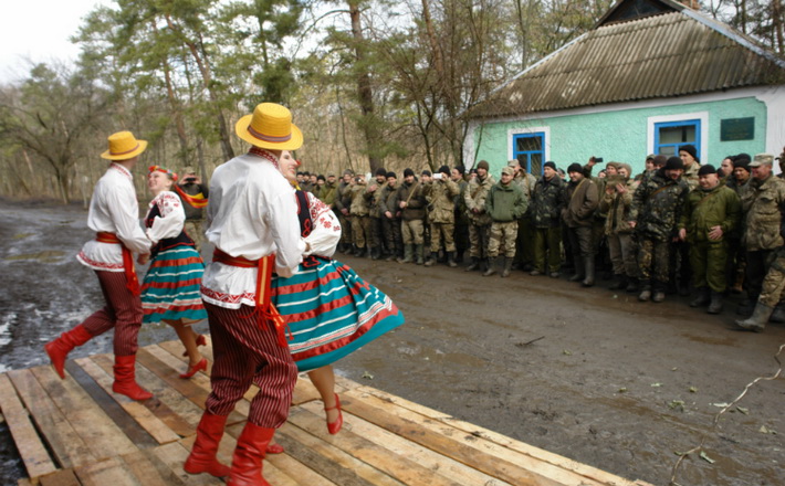 Танцювальний гурт ЧНУ “Черкащанка” завітав до воїнів АТО
