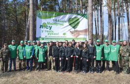 Кервництво Золотоніського району, громадські активісти та школярі висадили сосновий ліс