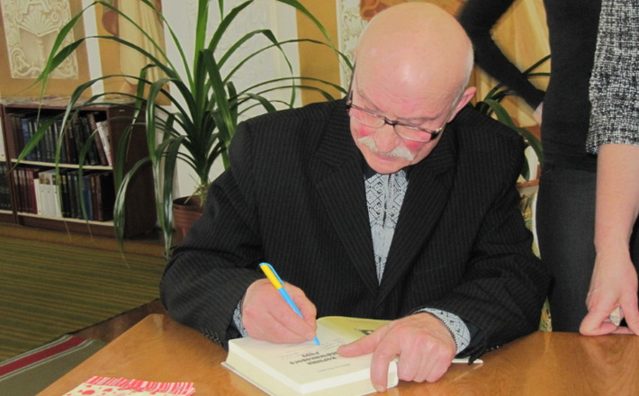 Микола Лисенко презентував книгу про коріння шевченкового роду