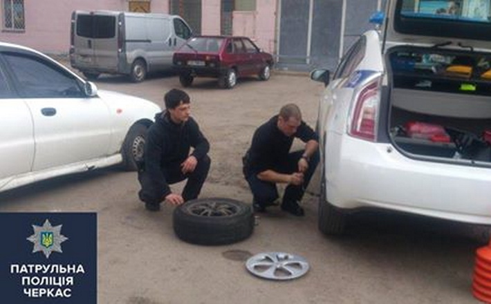 Дівчина, якій поліцейські не дали звести рахунки з життям, віддячила їм проколотими шинами