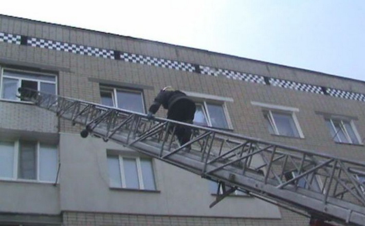 У Каневі рятувальники зняли з даху балкону сп’янілого чоловіка