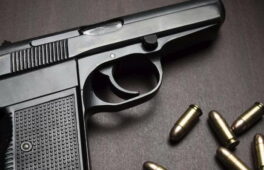 Черкаські поліцейські вилучили у чоловіка пістолет