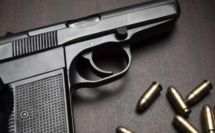 Черкаські поліцейські вилучили у чоловіка пістолет