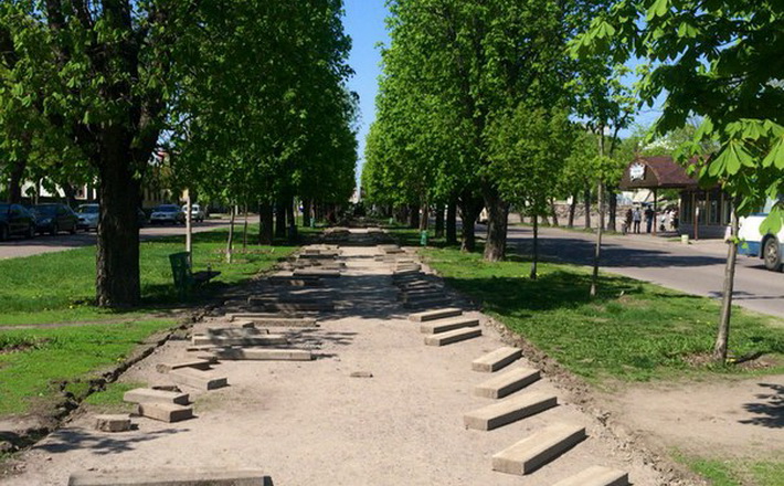 На головній алеї Черкас встановлюють бордюри