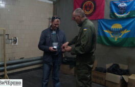 Воїни АТО подякували волонтеру та нагородили нагрудним знаком “Гідність та честь”