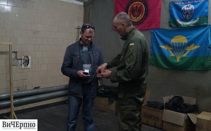 Воїни АТО подякували волонтеру та нагородили нагрудним знаком “Гідність та честь”