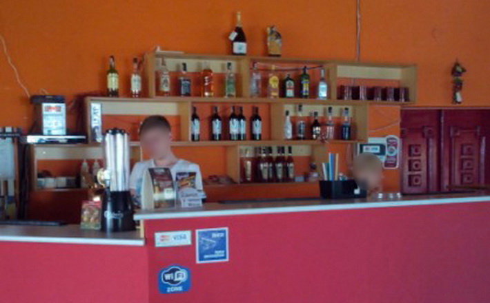 Бармена, який продав неповнолітнім алкоголь, оштрафували