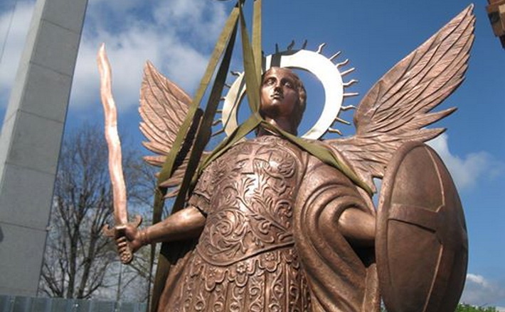 У Черкасах встановлюють меморіальний комплекс загиблим Героям (ФОТОФАКТ)