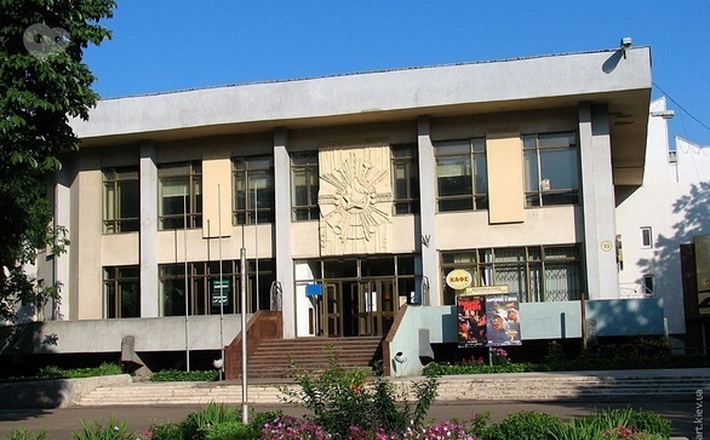 Площу перед ЦДЮТ очистять від кіосків