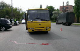 У Черкасах чоловік потрапив під колеса маршрутки (ФОТО)