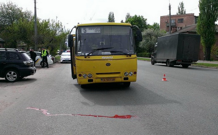 У Черкасах чоловік потрапив під колеса маршрутки (ФОТО)