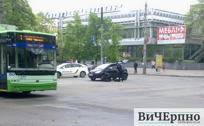Не тільки протоколи пишуть, а й колеса міняють – як працює нова поліція (ФОТОФАКТ)