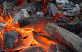 В Уманському районі рятувальники ліквідували пожежу деревного вугілля