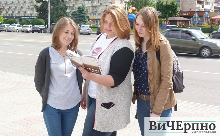 Черкасці на вулиці читали вірші сучасного поета (ВІДЕО)
