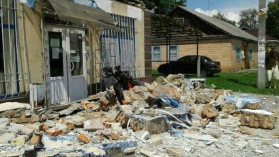 Молода жінка потрапила під обвал будівлі
