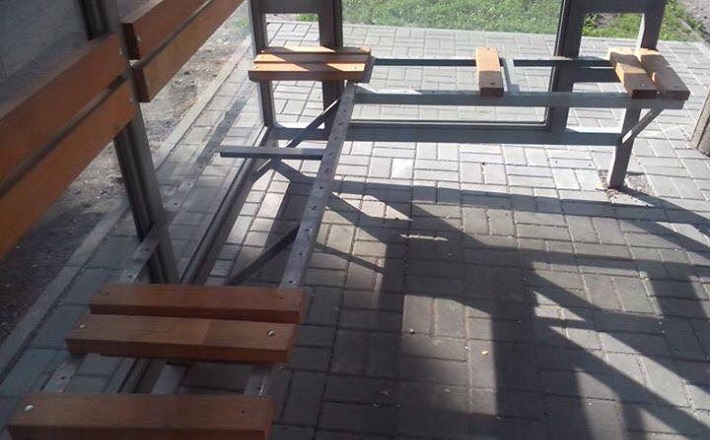 У Черкасах невідомі розібрали нещодавно встановлену зупинку