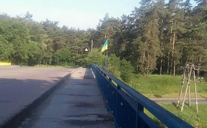 Під час виборів міст двічі фарбували в патріотичні кольори. І ні разу не ремонтували