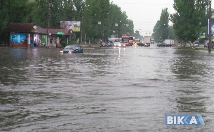 Біля “Літака”, попри обіцянки чиновника, знову потоп