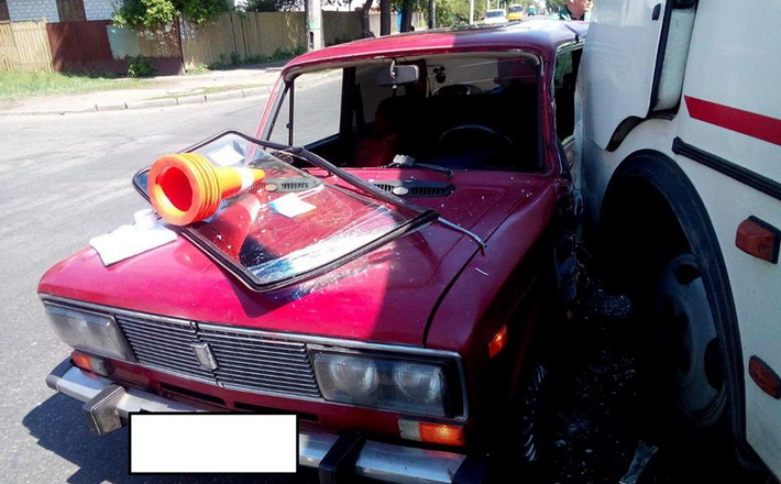 У Черкасах автобус “поцілувався” з легковиком