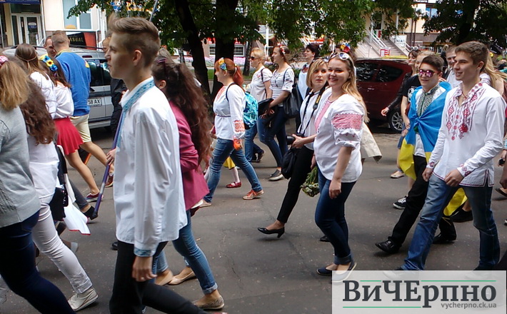 Вишиванковим маршем центром міста пройшлися черкасці (ФОТО)