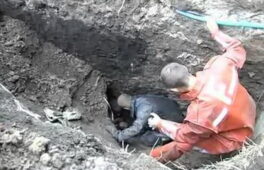 Поблизу зоопарку рятувальники визволяють чоловіка з-під завалів