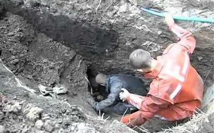 Поблизу зоопарку рятувальники визволяють чоловіка з-під завалів