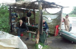 Підприємливі браконьєри організували “пересувний цех” по переробці риби прямо на острові