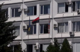В Черкасах активісти замінили прапор ЄС на червоно-чорний