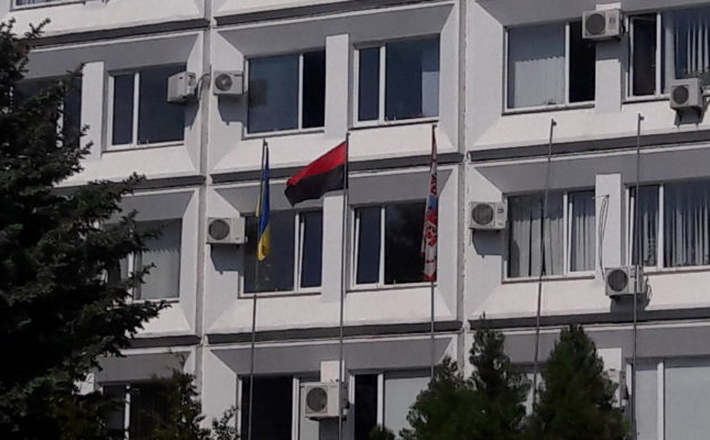В Черкасах активісти замінили прапор ЄС на червоно-чорний