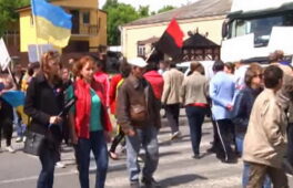 На Черкащині  люди перекривають трасу, протестуючи проти закриття шкіл