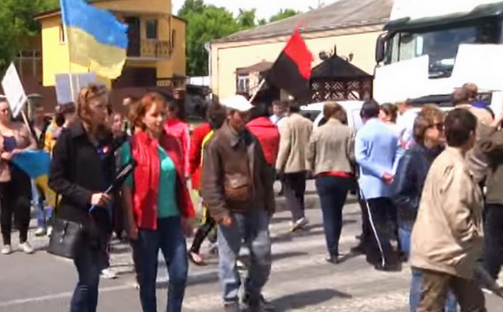 На Черкащині  люди перекривають трасу, протестуючи проти закриття шкіл