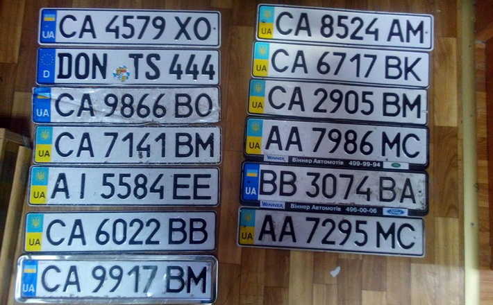Патрульні шукають водіїв, які в Черкасах погубили номерні знаки під час дощу