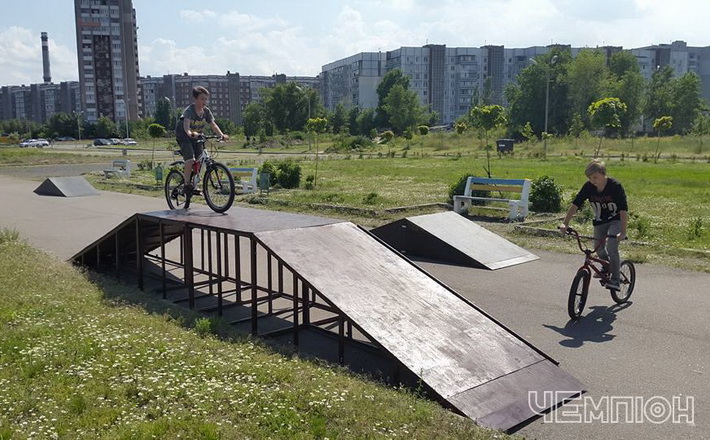 Для любителів велосипедного екстриму в Черкасах створили спеціальний майданчик