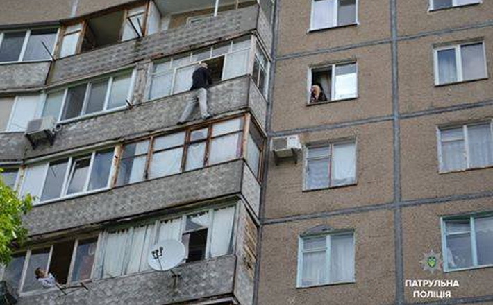 Патрульні “погралися” в перевдягання, щоб врятувати самогубцю