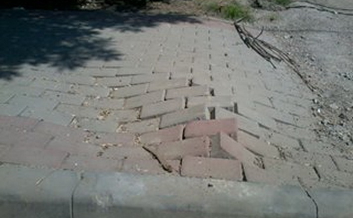 Не пройшло і місяця, як покладена плитка відвалилася