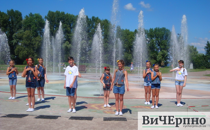 У Черкасах із піснями й танцями відкрили новий фонтан (ФОТОРЕПОРТАЖ)
