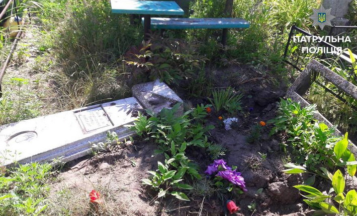 Вандали зруйнували на могилі пам’ятник і викрали металеву огорожу