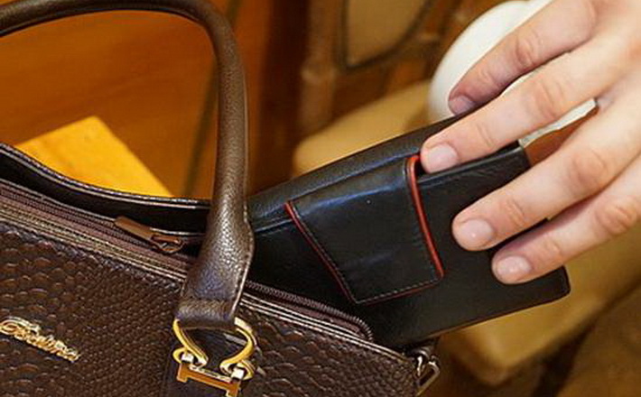 Злодію у Черкасах не дали вкрасти жіночу сумочку перехожі