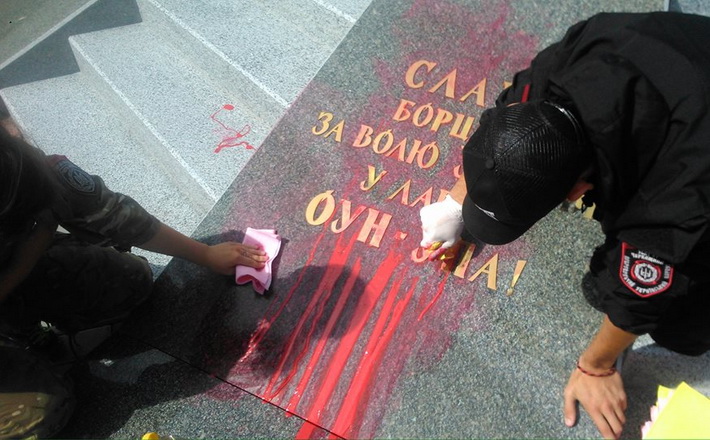 “Хворі на Росію” сплюндрували пам’ятник борцям за волю України в Черкасах