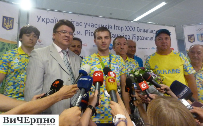 Емоційно і тепло: як Сергія Куліша в аеропорту зустрічали (ФОТО)