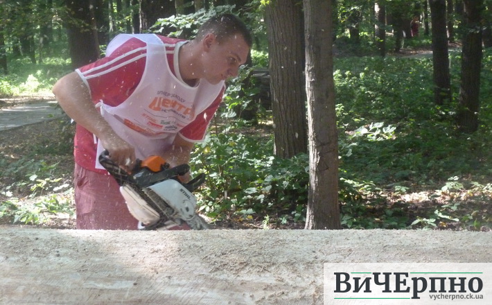 У Сосновому бору стартував “Дивосвіт”: майстри приступили до створення унікальної альтанки
