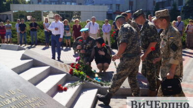 Біль і сум: у Черкасах вшанували воїнів, полеглих в Іловайському котлі (фото)