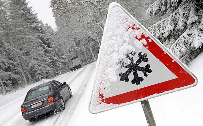 Для ліквідації ожеледиці за три доби використали понад 2200 тонн суміші
