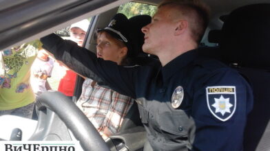 Приміряли бронежилети, говорили у рацію, бігали наввипередки… – черкаські школярі відзначили День безпеки дорожнього руху