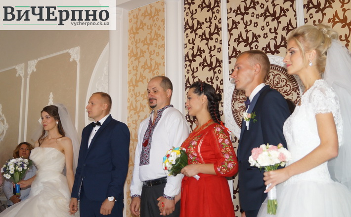 У реконструйованому Палаці одружень розписали на День міста три пари (ФОТО)