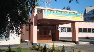 “Якщо ми вставимо вікна, то це вже буде перемога”, – заступник директора департаменту освіти про тендер із утеплення школи