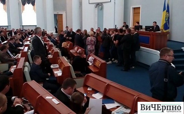 Трибуну на сесії облради блокують прихильники створення Холодноярського природного парку