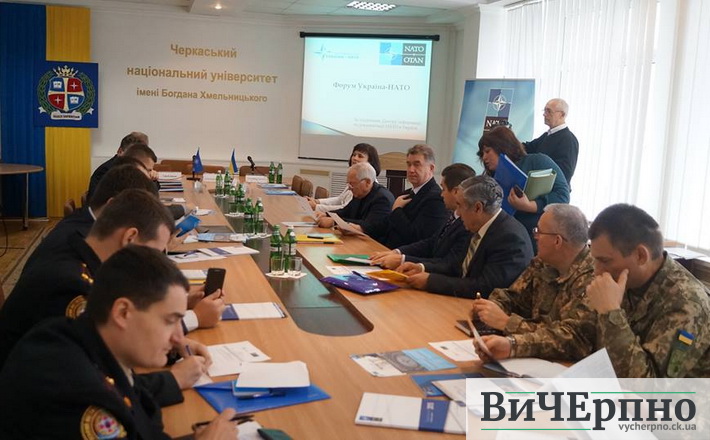 Летальної зброї у Альянсу немає, однак в Україну там вірять, – у черкаському університеті розпочався форум Україна-НАТО