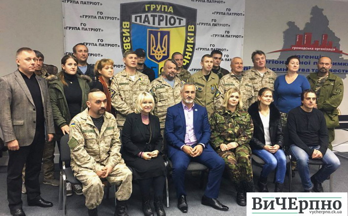 Черкащанин присвятив книгу групі по звільненню полонених