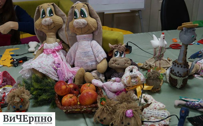 Півники, різдвяні янголи та новорічні олені… Хенд-мейд іграшки виготовляли у «Майстерні веселих ельфів»